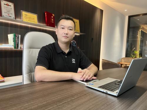 “开开一扇门幸福一家人”——专访开开木门总经理李亚伟