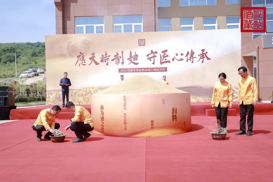 从出圈的仰韶“端午制曲”，看懂一个品牌背后的“匠心”