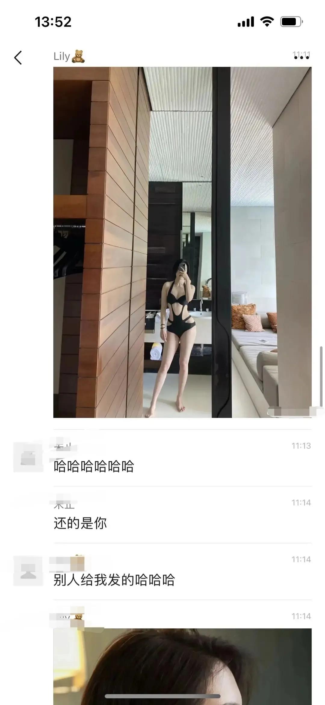 直播国企领导与小三出轨逛街被拍，天价*养包**的小三身材果然火辣！