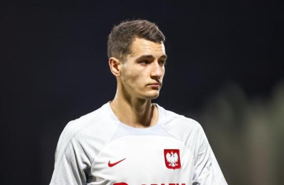 22岁波兰后防帝星闪耀世界杯，6大豪强争相抢购，却惨遭枪手截胡