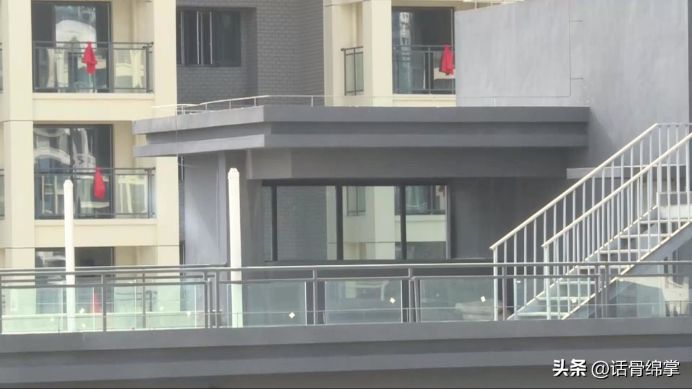 顶楼加盖楼下住户不同意,七楼楼顶加盖了一层