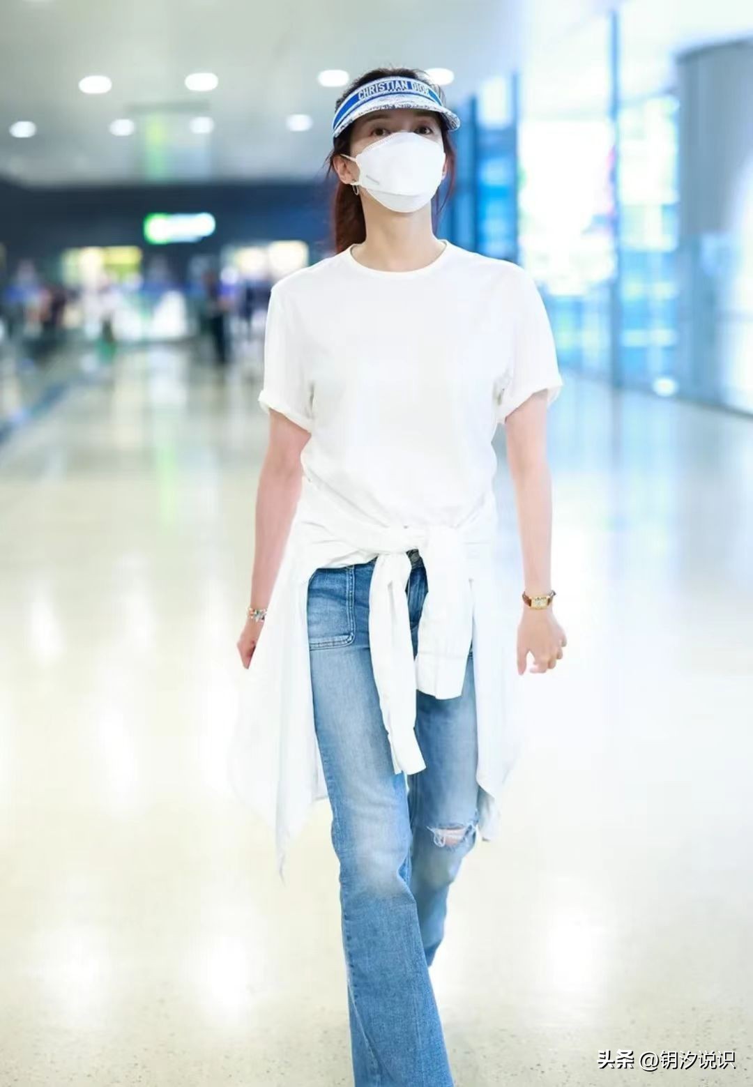 江疏影白衣配牛仔服显清新,江疏影穿粉色外套和裤子潇洒时尚