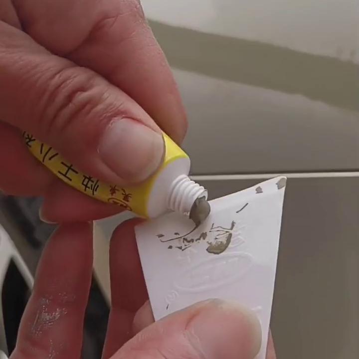 汽车漆有划痕该抛光还是打蜡,汽车漆蹭掉了自喷漆可以防锈吗