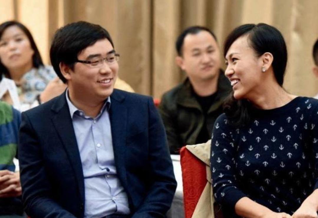 滴滴出行的程维赚的是什么样的钱,与滴滴出行创始人程维并肩而立
