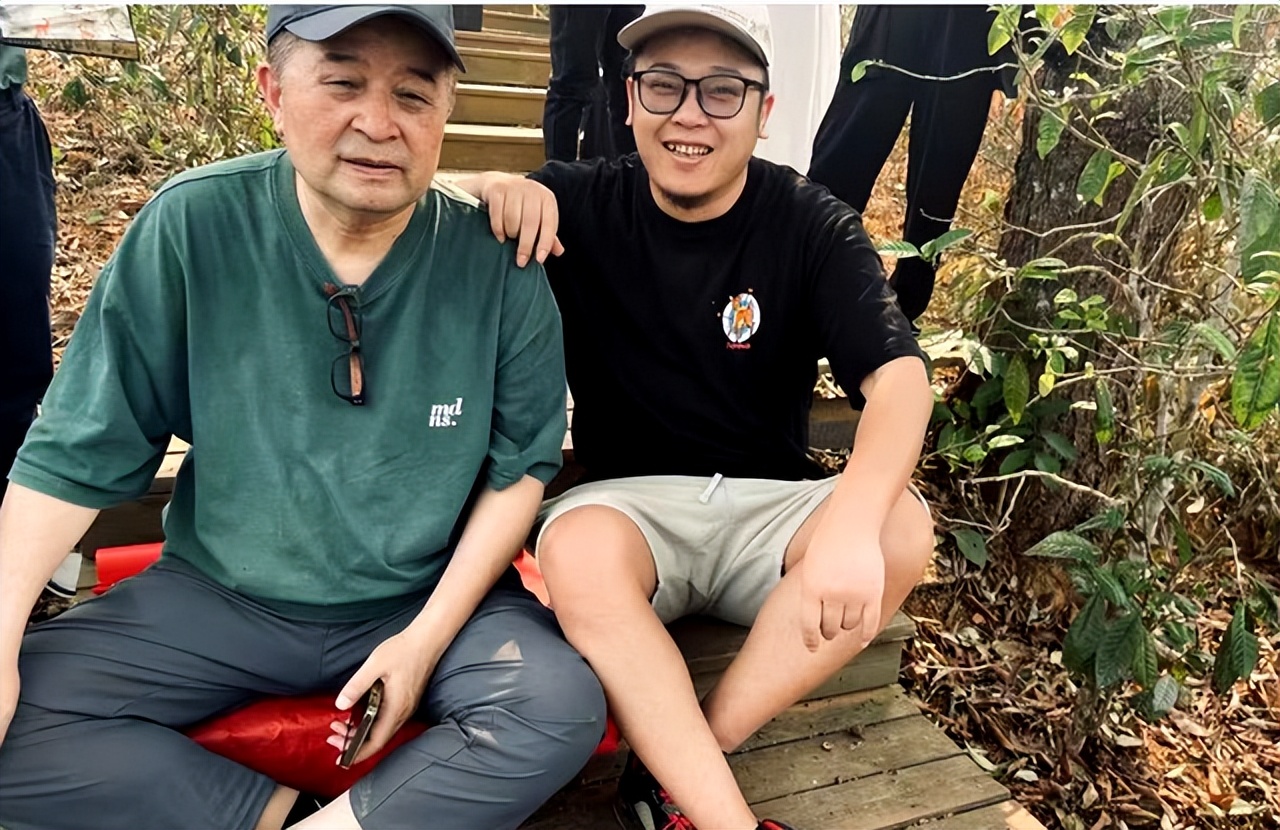 64岁毕福剑现身乡下游玩，席地而坐尽显老态！网友“复出”呼声高