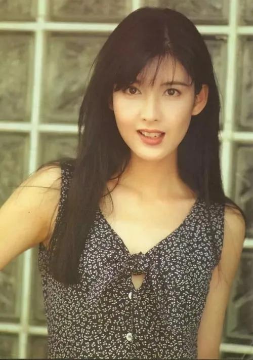 美女自有三分“龅”，不仅抗老而且显嫩，这7位女星都有轻微嘴凸