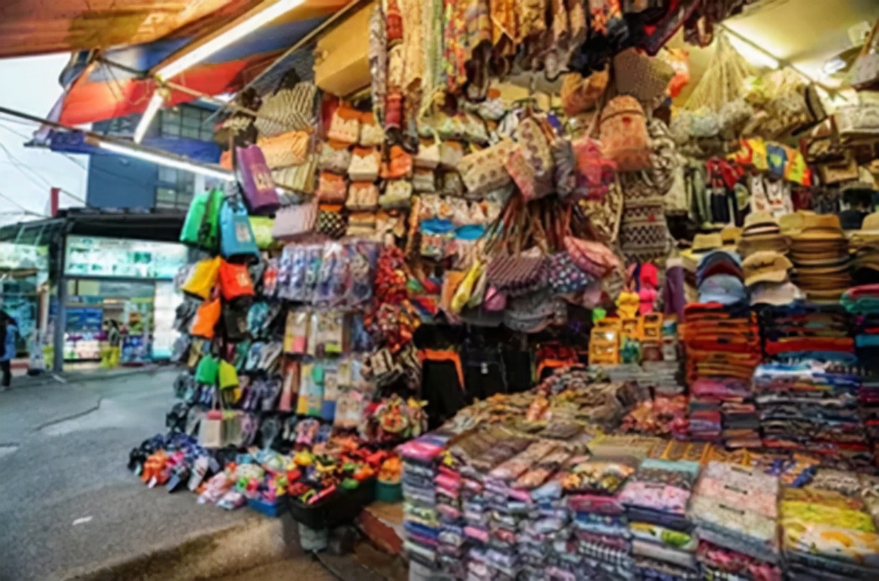 上海小伙成墨西哥毒枭，却未向中国贩毒，密室中成捆美钞垒成高台