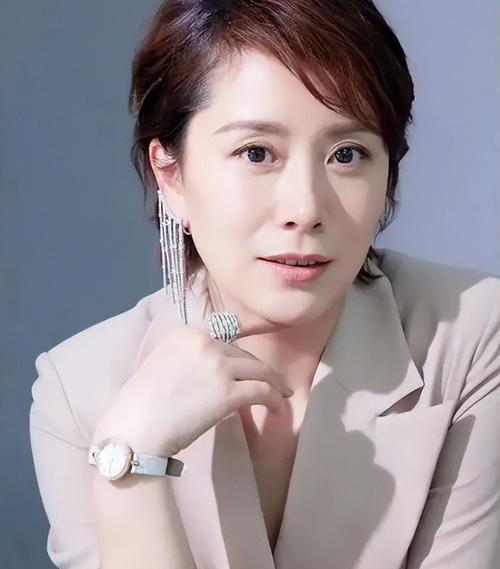 一出道就大方承认整容,出道就被逼着整容