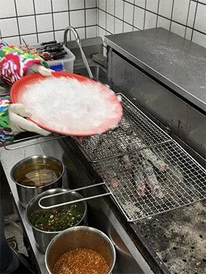 “大妹子赶紧把手放下来吧,不觉得让人看了尴尬嘛!”哈哈哈哈哈