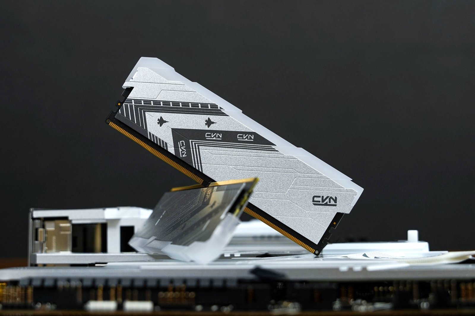 豪砸3万预算工作机，12900K+RTX3090Ti+32GCVNDDR5顶配纯白装机