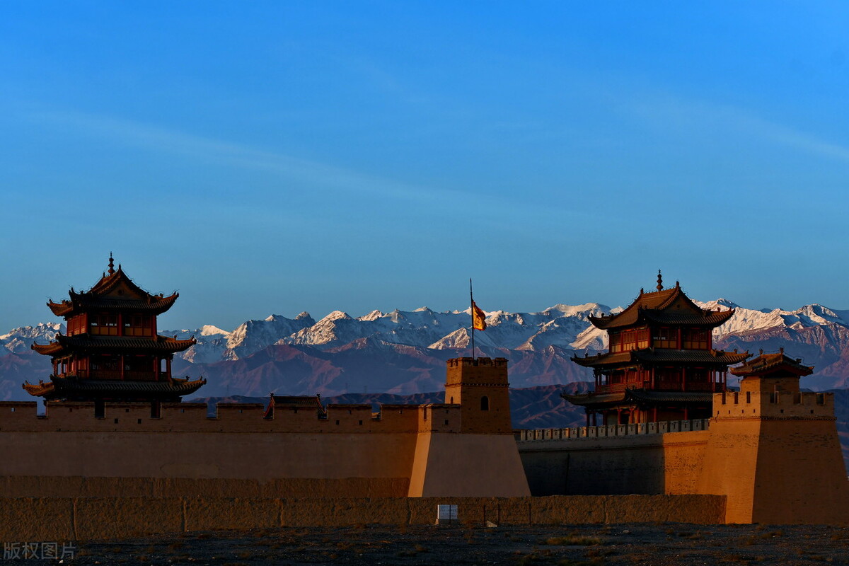 这个戈壁小城为何飞机、高铁、火车这么便捷