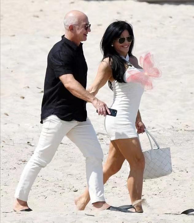 贝佐斯与桑切斯秀恩爱,桑切斯贝索斯开飞机