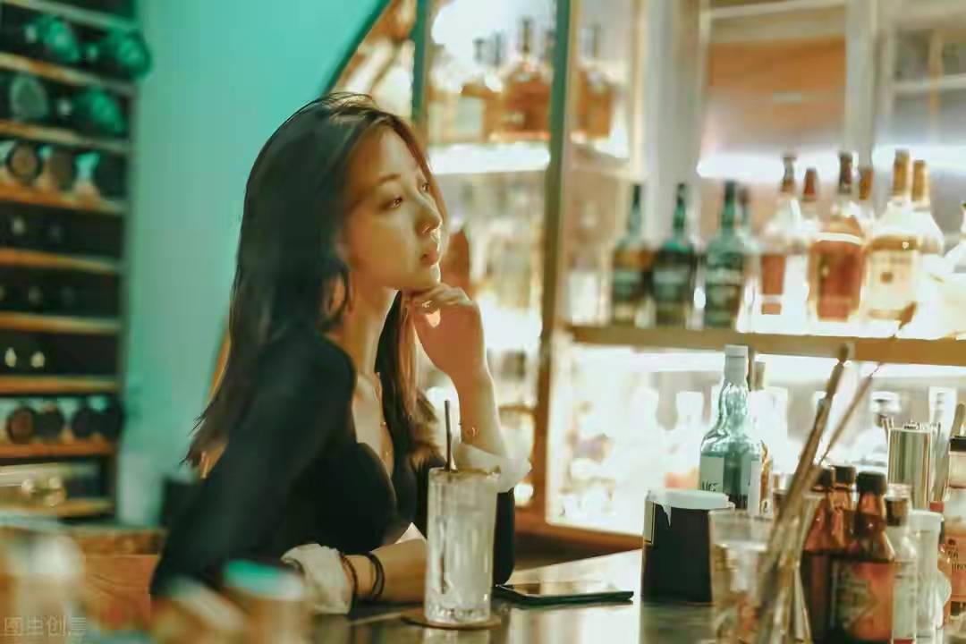 故事：得知总裁要订婚，我心碎带钱跑路，两年后却在酒吧被他堵住