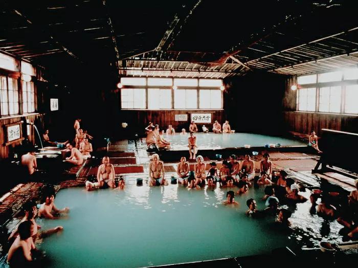 日本奇葩的习俗--男女混浴