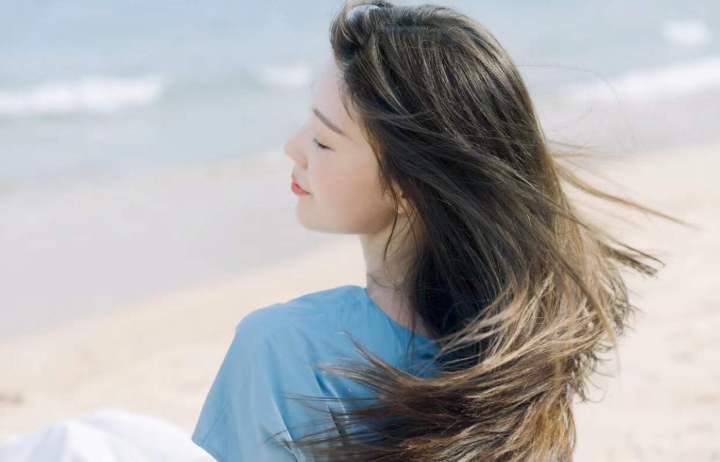 拍照技巧与角度情侣显脸小,拍照显脸小的方法就是头发遮脸