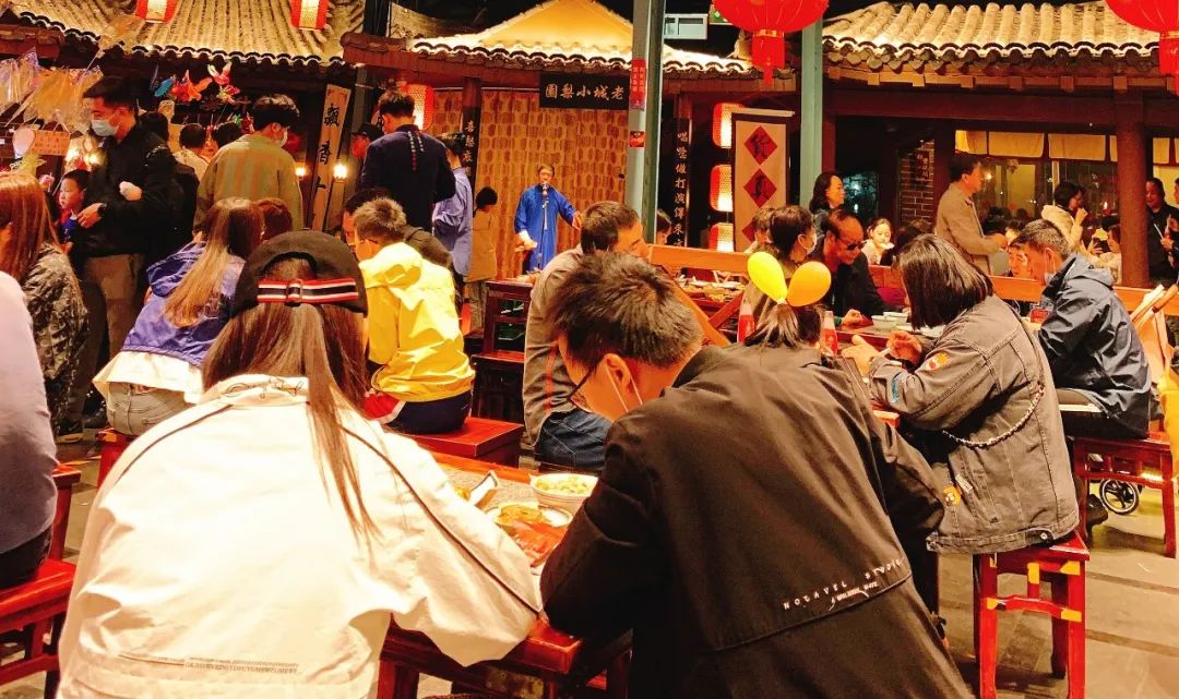 疫情下的中国餐饮老板事迹,餐饮疫情反复生意还能如此火爆