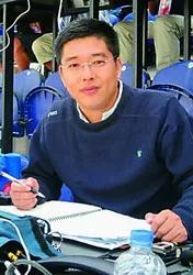 黄健翔前妻是端盘子的吗,足球解说员黄健翔现任妻子