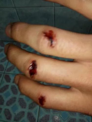 小朋友把窗户砸了一个洞口,小朋友砸飘窗玻璃