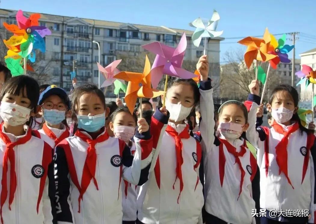 太阳当空照花儿对我笑完整版,太阳当空照花儿对我笑儿童歌曲