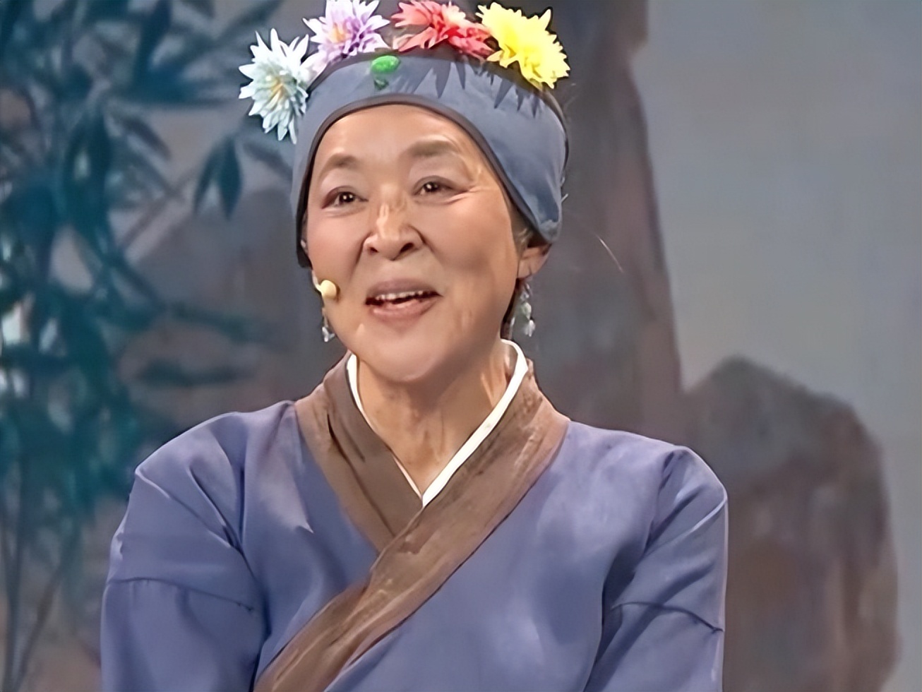 收手吧倪萍!别再*辱侮**观众智商了，64岁演“刘姥姥”雷人又无脑