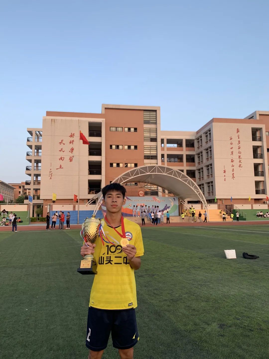 校园足球|汕头市第二中学黄鑫跃、郑铠敏：只有团队的赢才是赢