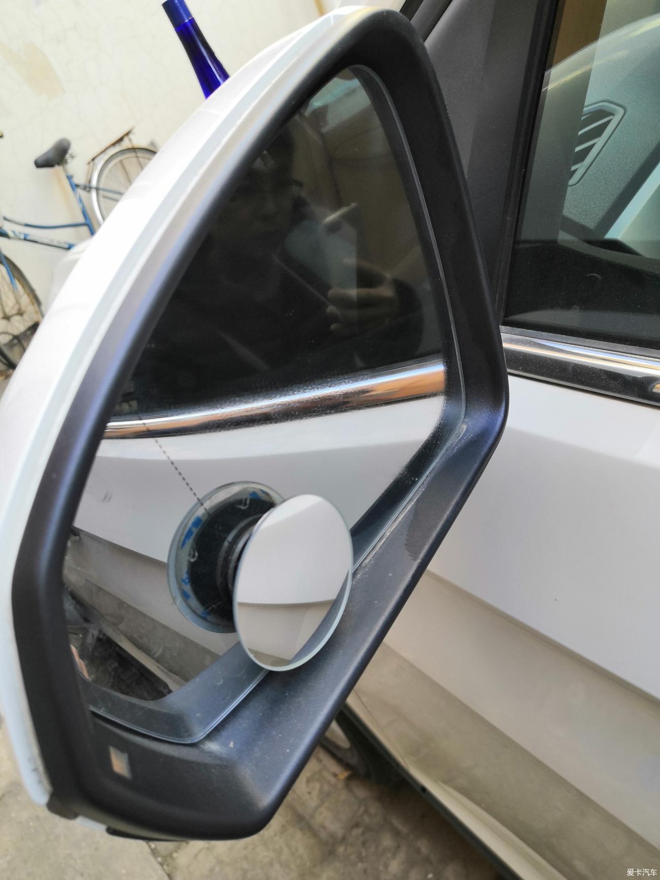 用玻璃清洁剂去除油膜,使用油膜清洗后玻璃雾蒙蒙