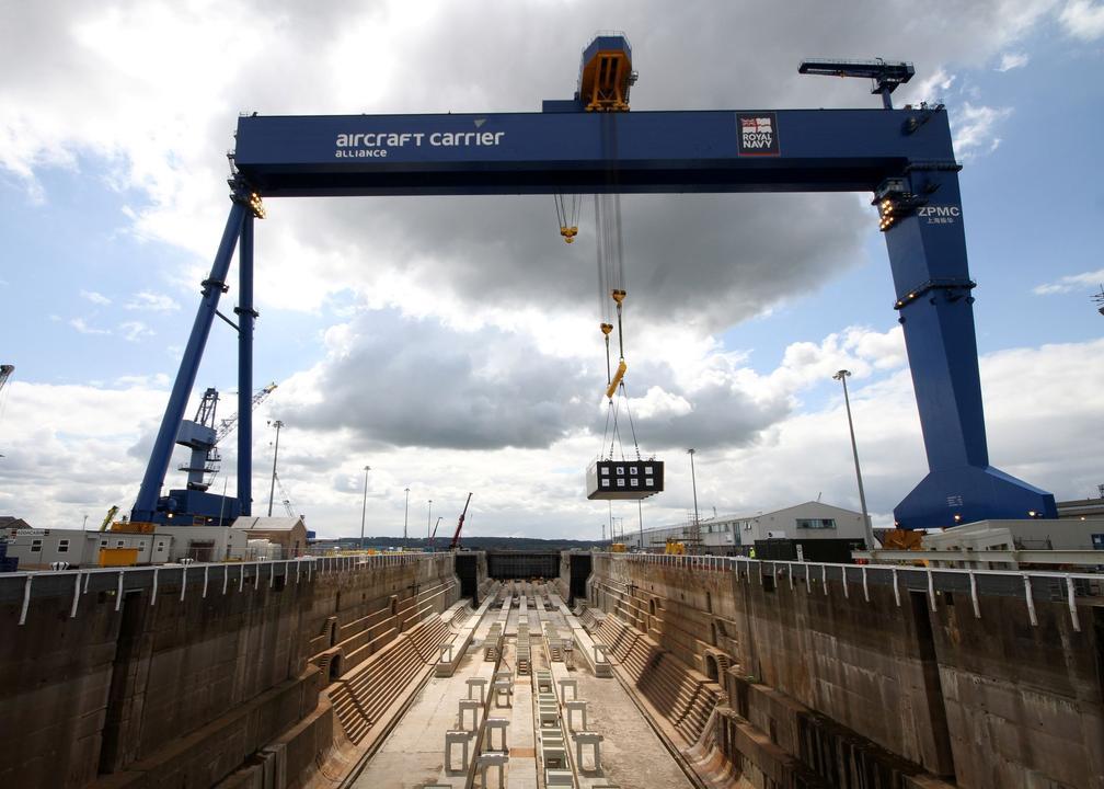 印度不买吃大亏！中国龙门吊“徒手”提起钻井平台，创造世界之最