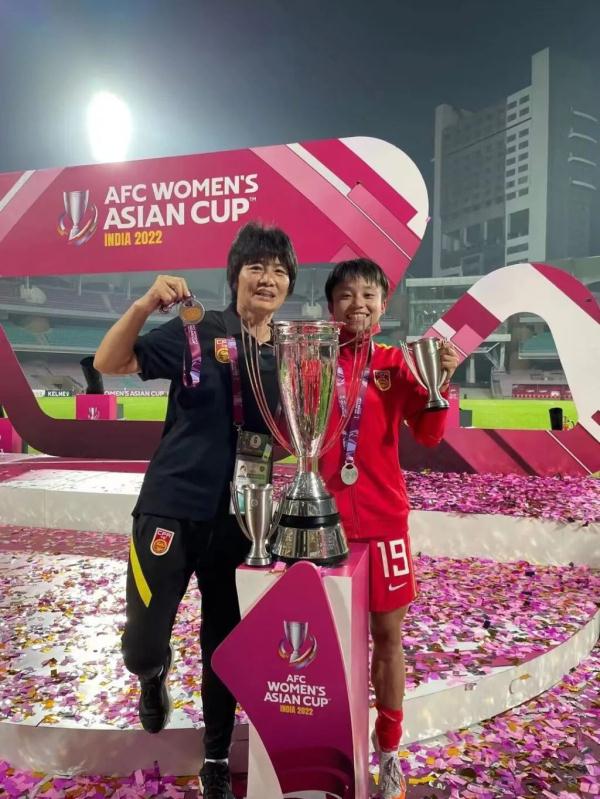 女足张琳艳过人,中国女足张琳艳头球图片