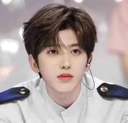 在众多顶流里蔡徐坤当之无愧,蔡徐坤顶流时期的人气怎么样