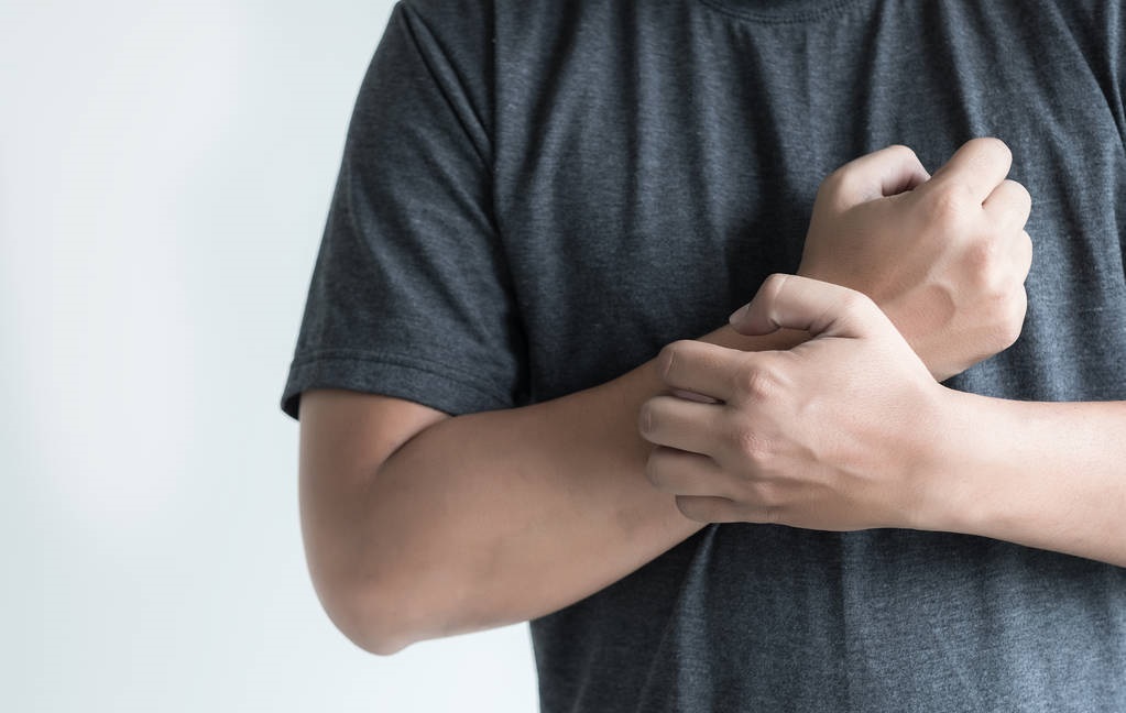 总是反复发作*麻疹荨**，痒得受不了，要怎么办才好？