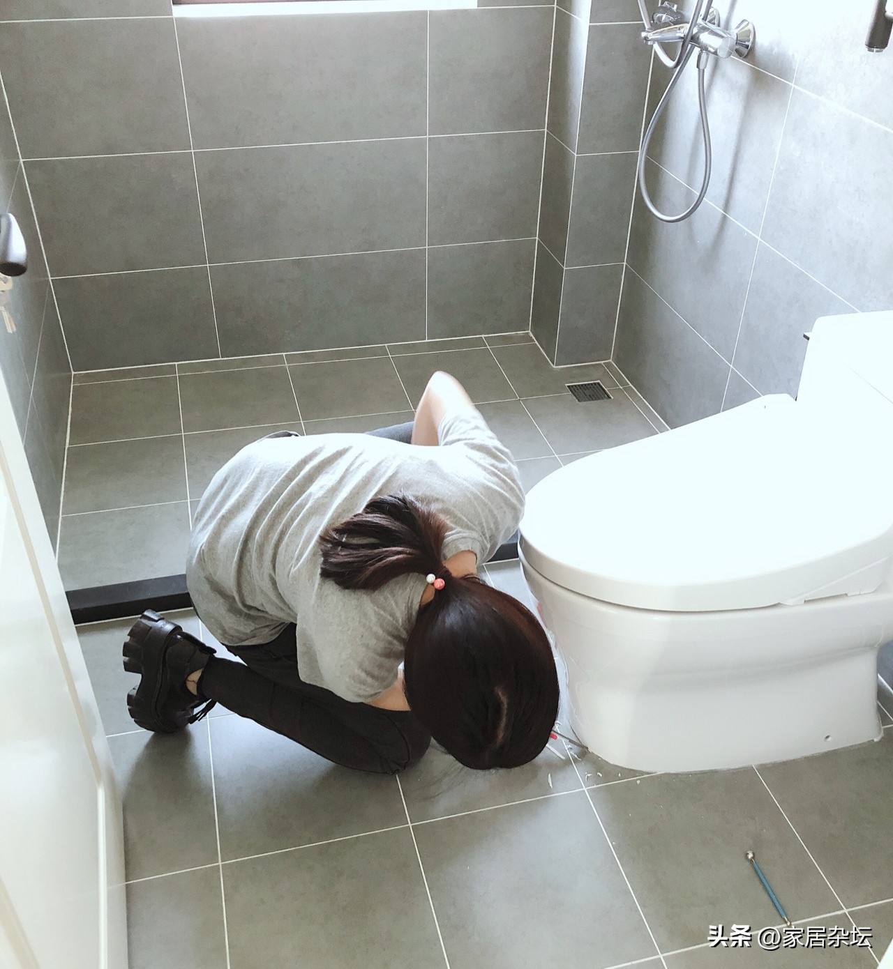 卫生间门口墙面返潮,刚装修不久卫生间门口返潮