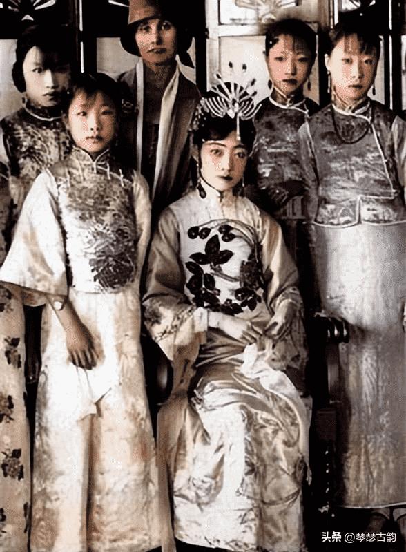 21张真实又罕见的老照片，阴毛假发工作者，我怀疑他用错地方了