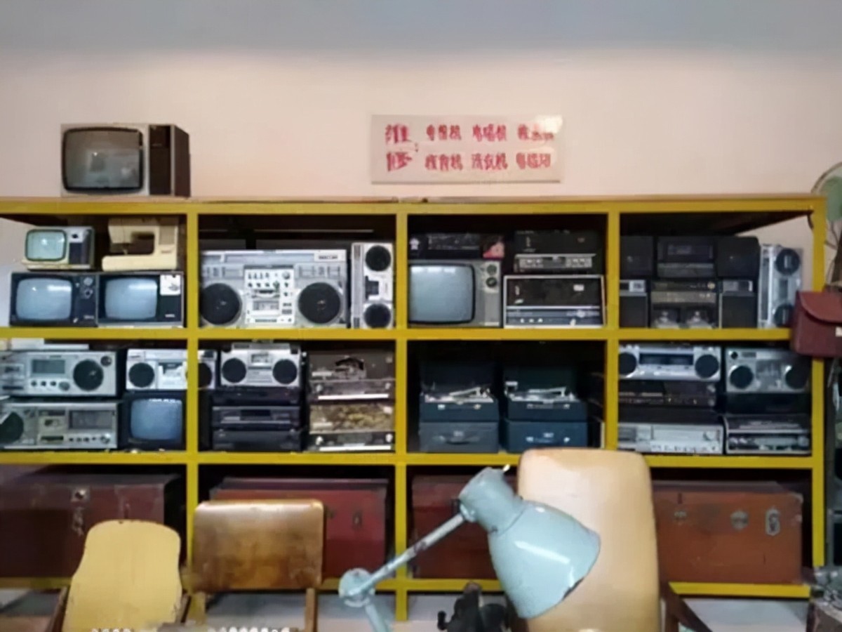 1999年“首富”牟其中入狱,妻儿远走德国,小28岁小姨子不离不弃