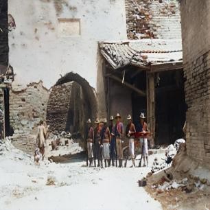 日军*行暴**照片，女子脱衣服让日本人拍摄被*辱侮**致死，惨死野外4