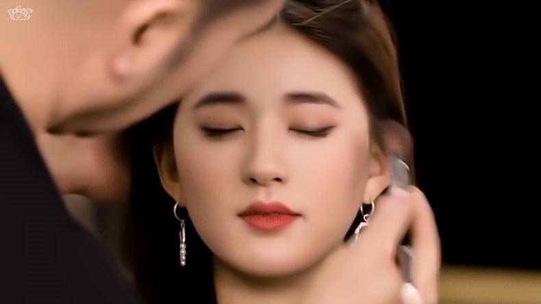 给美女换脸，年赚16亿！最会“耍大牌”中国男人，还在狂飙