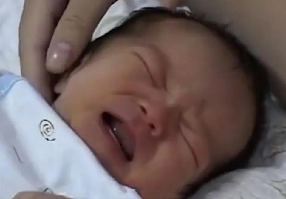 女子生下连体双胞胎后续,女子产下同母异父双胞胎完整版