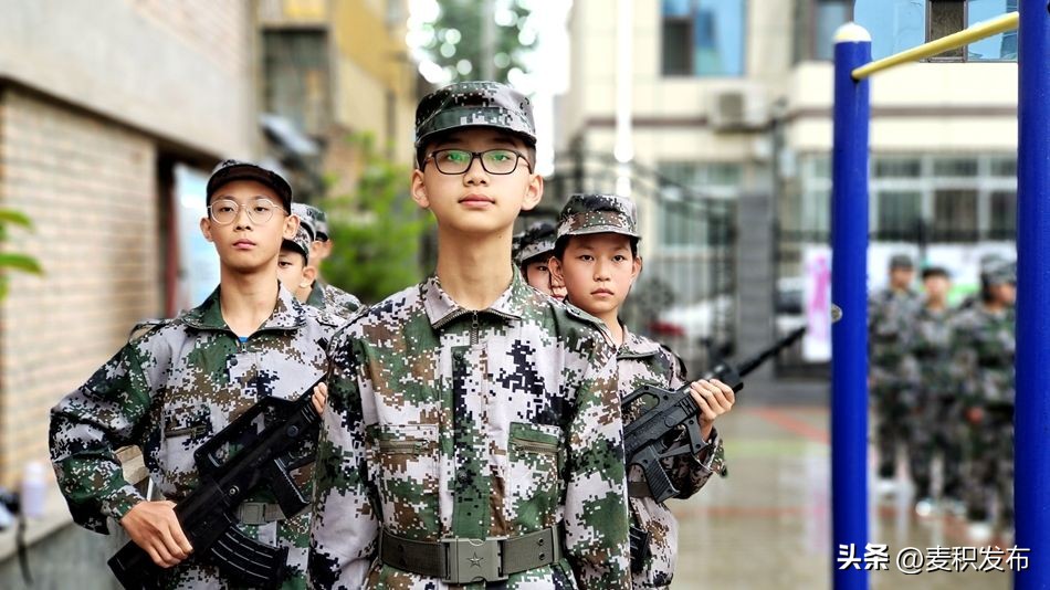 龙园学校军训演出,军训汇演展风采青春扬帆新起航