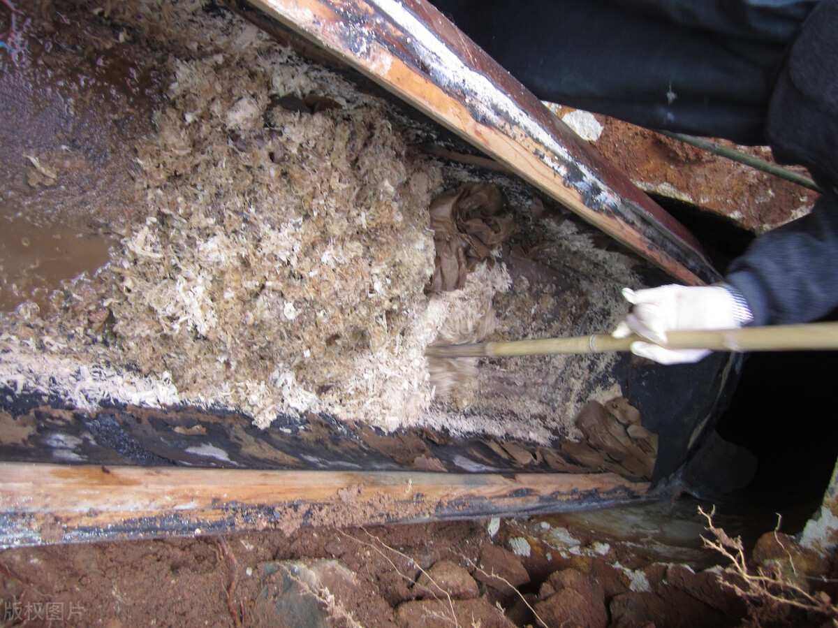 一群村民下葬后打开棺材发现诈尸,古宅挖出古尸