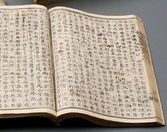 查哥西亚王国的文化多元化的原因，与历代皇帝对新鲜文化的态度