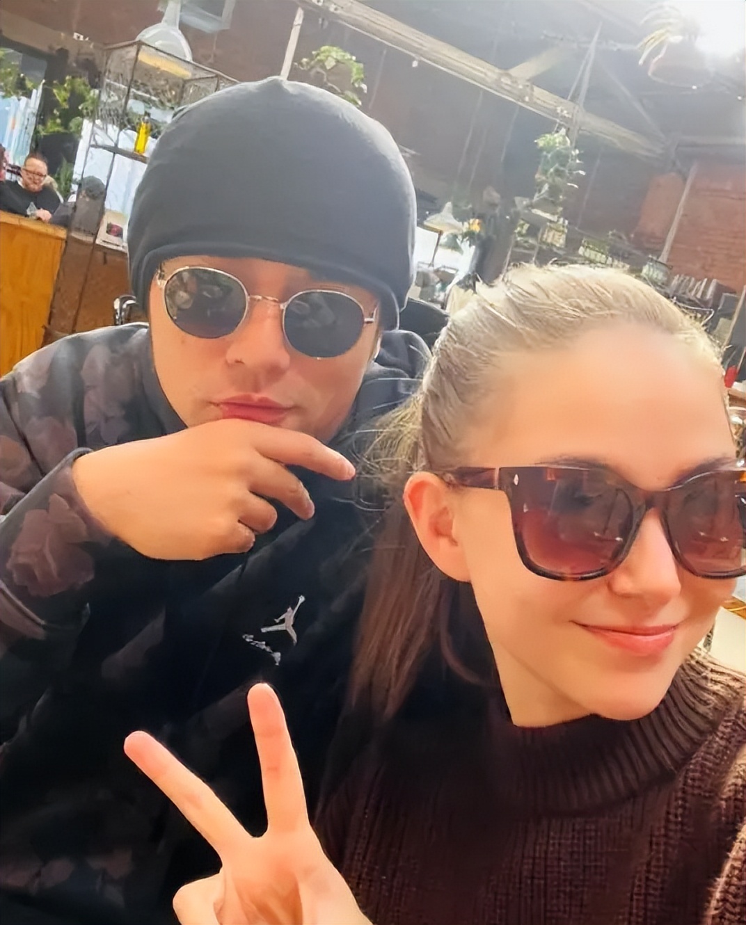 昆凌晒周杰伦照为其庆生,昆凌晒周杰伦视角荡秋千照