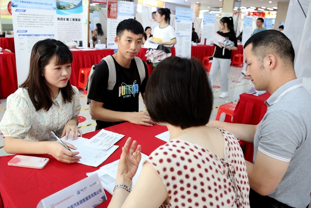 用人单位“入职门槛”越发内卷，出纳要求CPA，大学生：开始焦虑