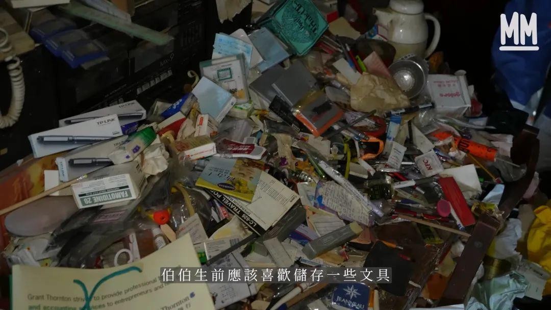 精英高管死于37㎡的独居房：妻儿移民后，他和5吨垃圾生活了20年