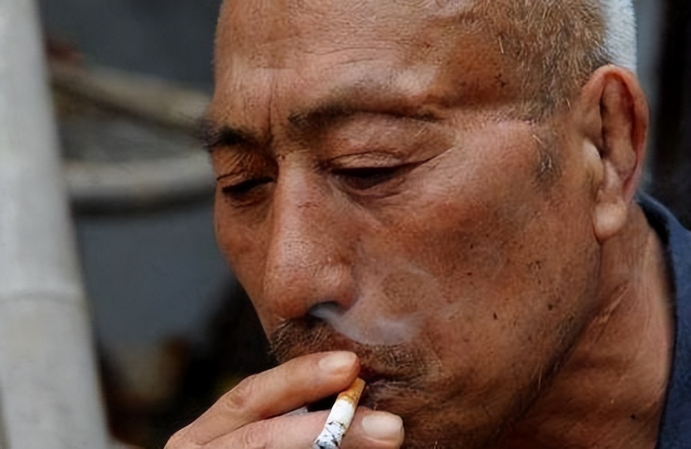 日本人吸烟为何还长寿,老烟民抽烟姿势和新手抽烟方式