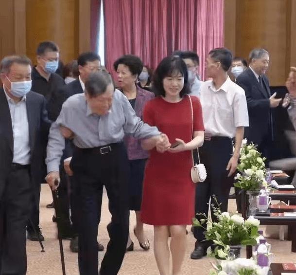 杨振宁有儿女照顾翁帆老了谁照顾,杨振宁与翁帆为什么不要孩子