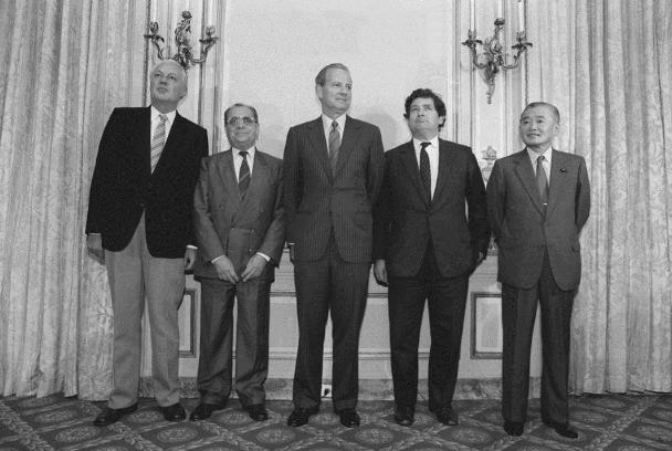 日本悬崖坠落,日本跌落神坛的原因