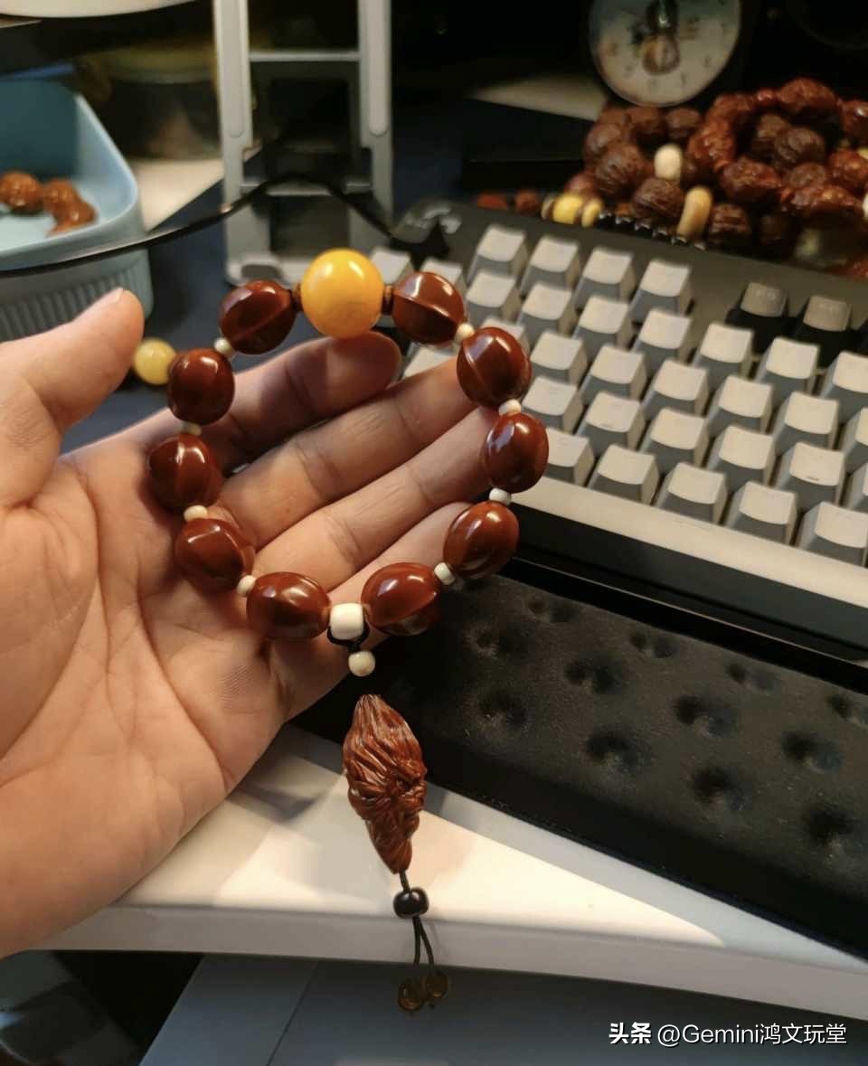 蜜蜡琥珀手串最简单的方法,如何把玩琥珀蜜蜡手串变亮呢