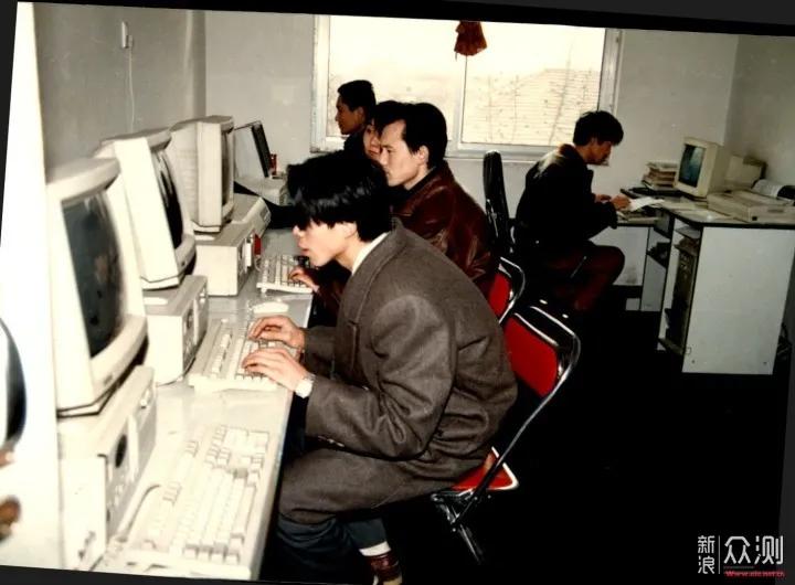 一年关万家，是谁杀死了网吧？