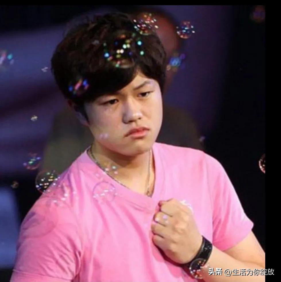 他是坑爹的星二代，十五岁无证驾驶兼打人，十七岁轮奸醉酒女