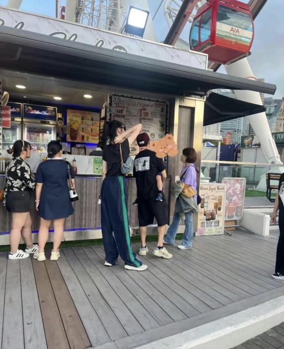 何猷君奚梦瑶,奚梦瑶何猷君卖衣服