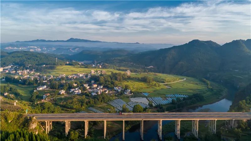漫步林中风景如画美女似仙女,漫步美丽风景